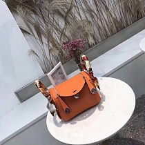 エルメス リンディ ミニ ヴェルソ 偽物 スイフト シルバー金具he26032 エルメス リンディ ミニ ヴェルソ 偽物 スイフト シルバー金具he26032