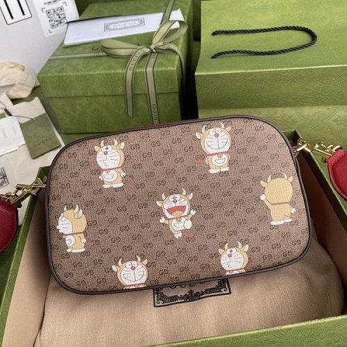 完売必至 ドラえもん×グッチコピー プリントGGボディバッグ2021年 ポップアップ gux84236