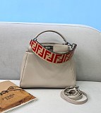 秋冬新作フェンディ 偽物 ピーカブー ミニ レザー バッグ feq73977