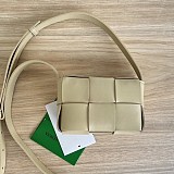 高品質ボッテガ ヴェネタ キャンディー カセット コピークロスボディミニバッグ bom59871