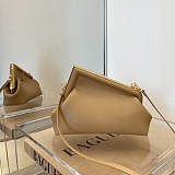 目を惹くカラーフェンディ ファースト コピー レザー バッグ fer55501