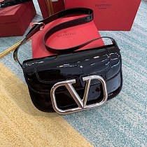 ヴァレンティノ ショルダーバッグ VEE レザー クロスボディバッグ Vup62946 ヴァレンティノ ショルダーバッグ VEE レザー クロスボディバッグ Vup62946