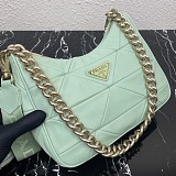 プラダ トライアングルロゴ付き シープファー ショルダーバッグ puh01522