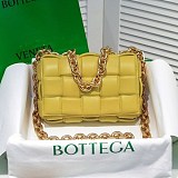大人気！ボッテガヴェネタ ザチェーン カセット 偽物 レザー製クロスボディバッグ boa02082