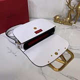 ヴァレンティノ ショルダーバッグ 偽物 VEE レザー クロスボディバッグ Vuw19141