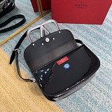 ヴァレンティノ ショルダーバッグ VEE レザー クロスボディバッグ Vup62946