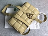 最安値挑戦ボッテガヴェネタ 偽物 パデッドカセット ショルダーバッグ シナバー 591970VCQR19782