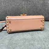 新作 ヴァレンティノ カーフレザー スタッズ バッグ 偽物 Vuj44090