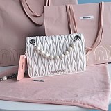 人気No1ミュウミュウ 偽物 キルティングナッパレザーのミニバッグ myw69555