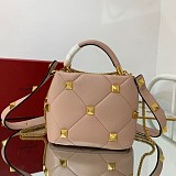 ＊関税込み ヴァレンティノ ハンドバッグ コピー ROMAN STUD QUILTED Vuy42021
