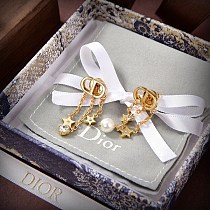 ディオール PETIT CD ピアス 偽物 E2011WOMCY_D301 ディオール PETIT CD ピアス 偽物 E2011WOMCY_D301