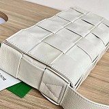 新作大人気 ボッテガ ヴェネタ コピーカセット クロスボディ バッグ boc61338