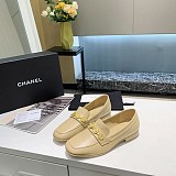 目を惹くカラー*大人気*シャネル新作 チェーンロゴ ローファー偽物 お早めに shj63989