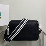 送料込 プラダ レタリングロゴ レザー ショルダーバッグ コピー puv15804