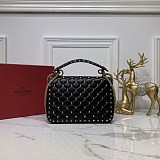 日本未入荷ヴァレンティノ ショルダーバッグ コピー ロックスタッズ スパイク スモール バッグ Vuv07387