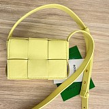 大人気!!新色 ボッテガ ヴェネタ キャンディー カセット クロスボディミニバッグ 偽物 boz03297