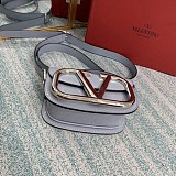 ☆超人気☆ヴァレンティノ ショルダーバッグ 偽物 VEE レザー クロスボディバッグ Vup91809