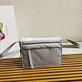 大人気！プラダ☆パッド入りフラップバッグ Re-Nylon ジッパーポケット 偽物 pum58189
