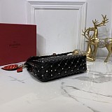 日本未入荷ヴァレンティノ ショルダーバッグ コピー ロックスタッズ スパイク スモール バッグ Vuv07387