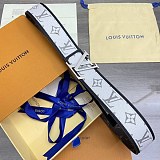可愛いルイヴィトン サンチュール・LVイニシャル 偽物 40MM リバーシブルベルト vus65317