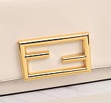 送料込フェンディ 財布内蔵ミニバッグ コピー ポーチ付き レザー ミニバッグ fee45045