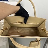 送料無料プラダ モノクローム サフィアーノレザー トートバッグ 偽物 put84757