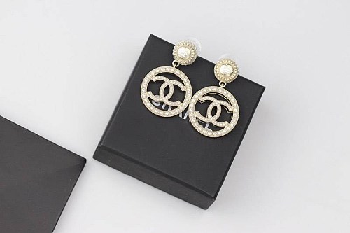 世界中で大人気♪シャネル コピー CCロゴ ピアス レジン & パール shn54546