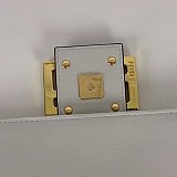 送料込フェンディ バゲット 偽物 FF エンボス バゲット レザーバッグ feu53381