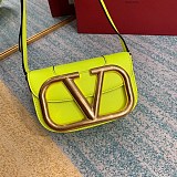 可愛いヴァレンティノ ショルダーバッグ コピー Vロゴ SUPERVEE レザー クロスボディバッグ Vuz43990