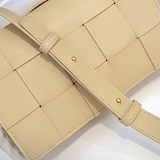 入手困難ボッテガヴェネタ カセット コピー クロスボディバッグ boa55057
