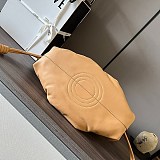 ロエベ パセオバッグ 偽物 スモール（シャイニーナパカーフ） A709P48