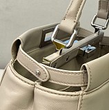 秋冬新作フェンディ 偽物 ピーカブー ミニ レザー バッグ feq73977