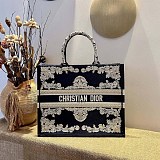 最安値挑戦ディオール ブックトート 偽物 ブルーの刺繍カーフスキン 2サイズ dey92412