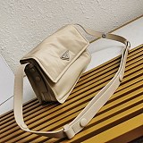 人気急上昇プラダ 偽物☆パッド入りフラップバッグ Re-Nylon ジッパーポケット pui44266