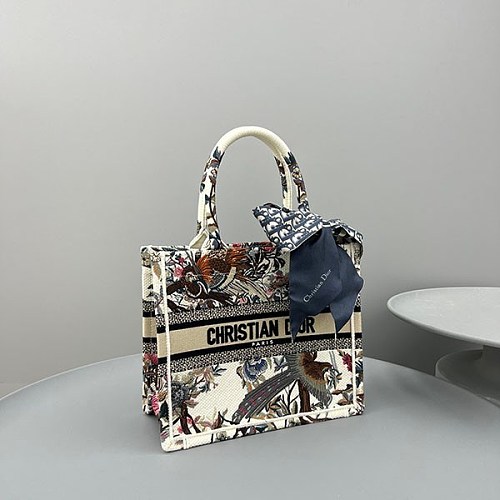 可愛いディオール BOOK TOTE 偽物 ジャルダン ディヴェール 花柄 刺繍 M1286ZRWDM941