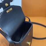 人気新作 セリーヌ ミニトリオンフ 偽物 ミニバッグ シャイニーカーフスキン Cen72056
