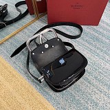 ☆超人気☆ヴァレンティノ ショルダーバッグ VEE レザー クロスボディバッグ Vul83278