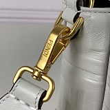 送料込フェンディ バゲット 偽物 FF エンボス バゲット レザーバッグ feu53381
