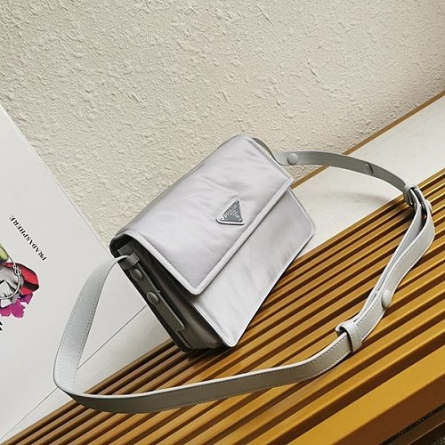 大人気！プラダ☆パッド入りフラップバッグ Re-Nylon ジッパーポケット 偽物 pum58189