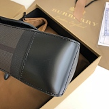 完売必至 ★ バーバリー メンズ ショルダーバッグ 偽物