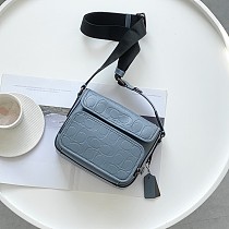 目を惹くカラーコーチ メンズ ショルダーバッグ スーパーコピーC9871