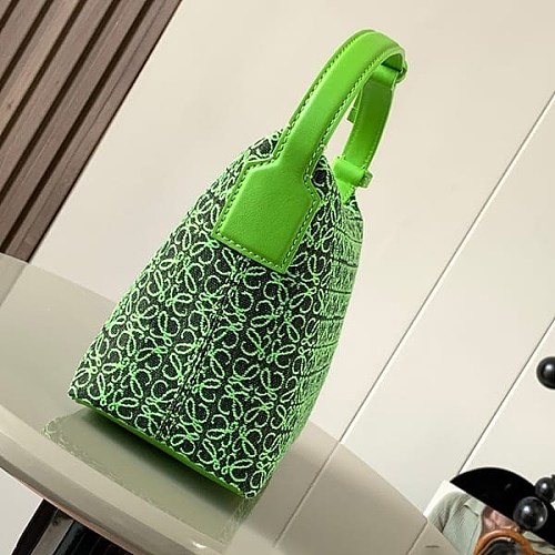 送料無料ロエベ スーパーコピー アナグラム キュービィバッグ 2サイズ lon08065