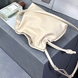 大人気！ロエベ フラメンコ クラッチ ミニ ナパ カーフスキン バッグ 偽物 lov54984