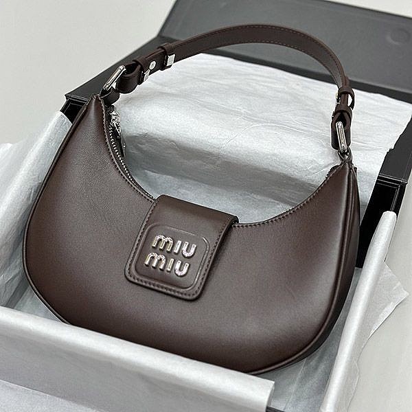 すぐ届 ミュウミュウ レザー トップハンドルバッグ myo57370