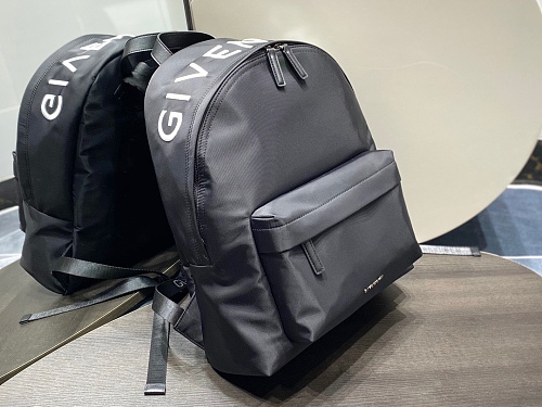 定番人気！ ジバンシー メンズ バックパック 偽物