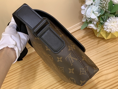 超希少！ ルイヴィトン メンズ ショルダーバッグ 偽物M45557