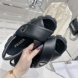 【プラダ 偽物】ソフト パッド入りナッパ レザー ウェッジ サンダル pud11886