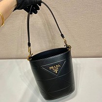 稀少プラダ 偽物 ロゴプリント バケツカナパ ハンドバッグ2way♪ pua51802 稀少プラダ 偽物 ロゴプリント バケツカナパ ハンドバッグ2way♪ pua51802