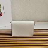 入手困難 プラダ ブラッシュドレザーショルダーバッグ コピー ビッグロゴ チェーン puv70326