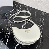 追跡付 プラダ アーケ レザーショルダーバッグ コピー puf02546